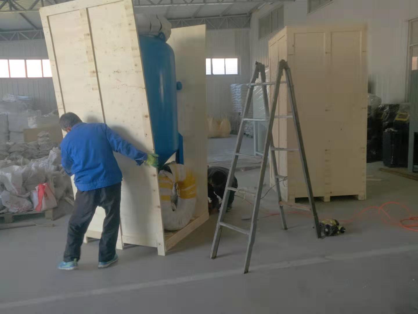 國外客戶兩臺噴砂機今日裝木箱發(fā)貨